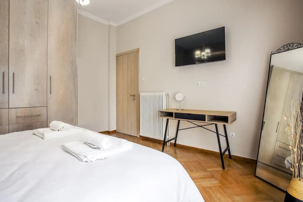 Spacious 3-Bedroom Apartment Near the Train - photo 3