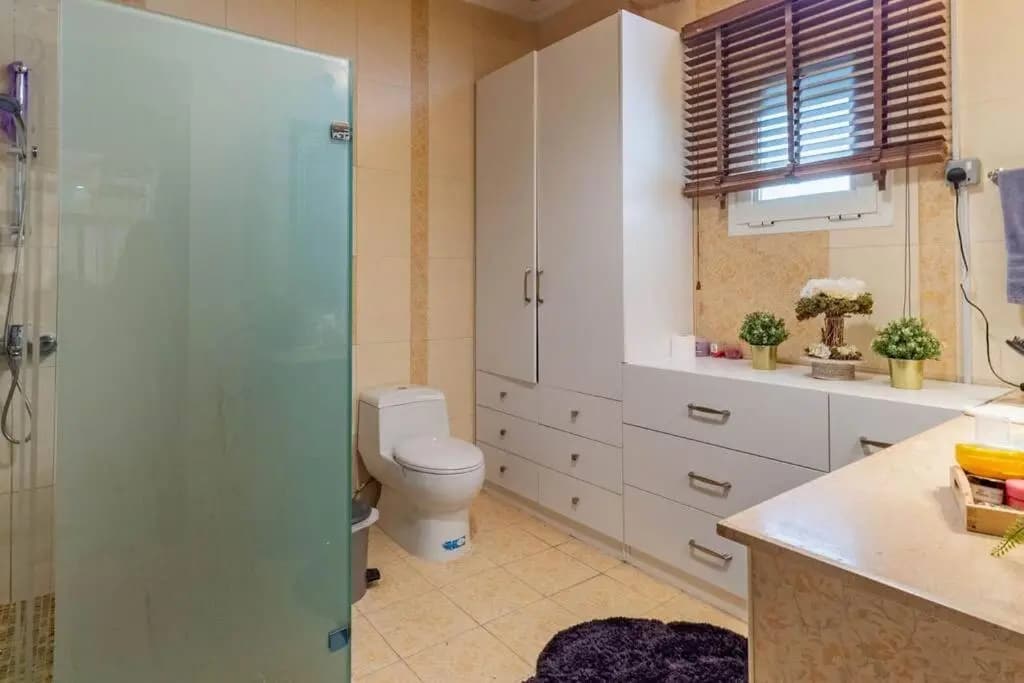 Cheerful 5-Bedroom Villa with Pool - photo 8