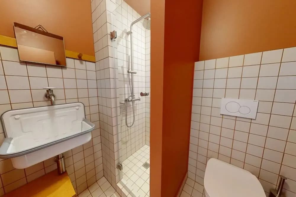 Charming 2-bed Flat w Shared Spaces - photo 7