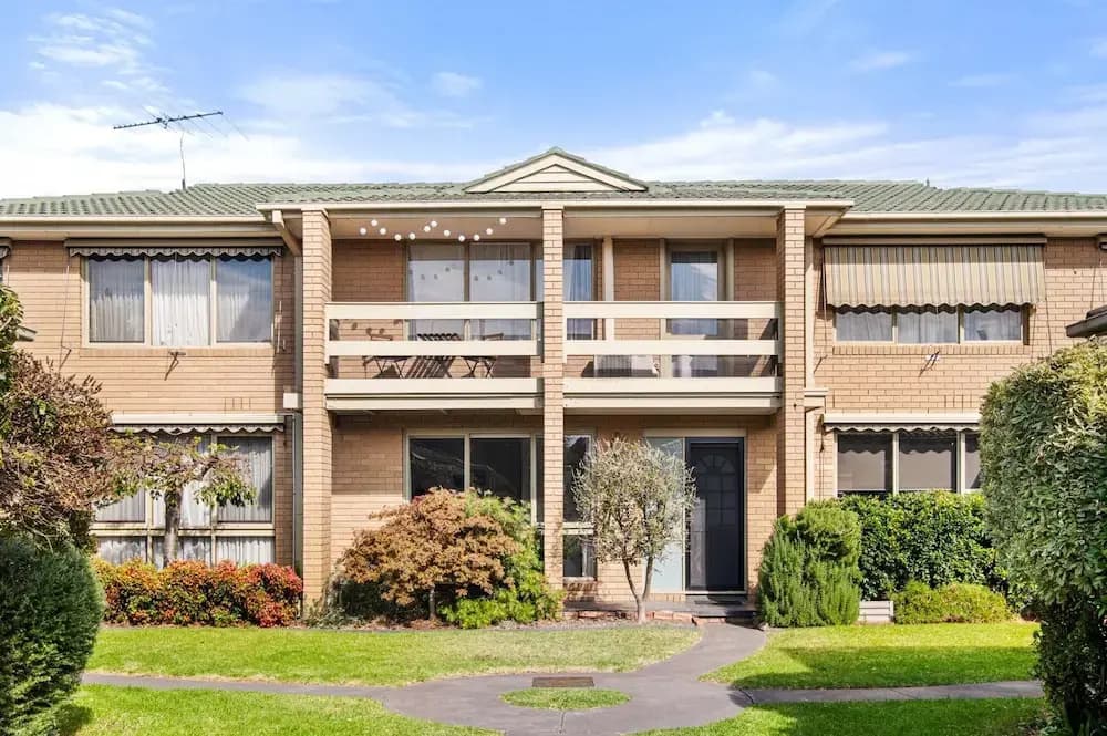 Family Friendly 3-bed With Courtyard & Parking - photo 1