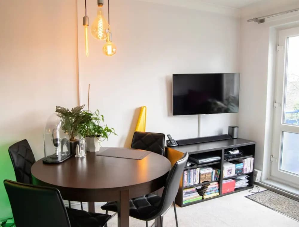 Quirky Urban Flat with Impressive Panoramic Views - main photo