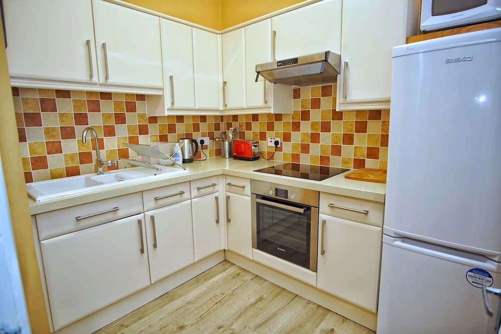 Bright & Spacious Flat 4 in Newhaven - photo 9