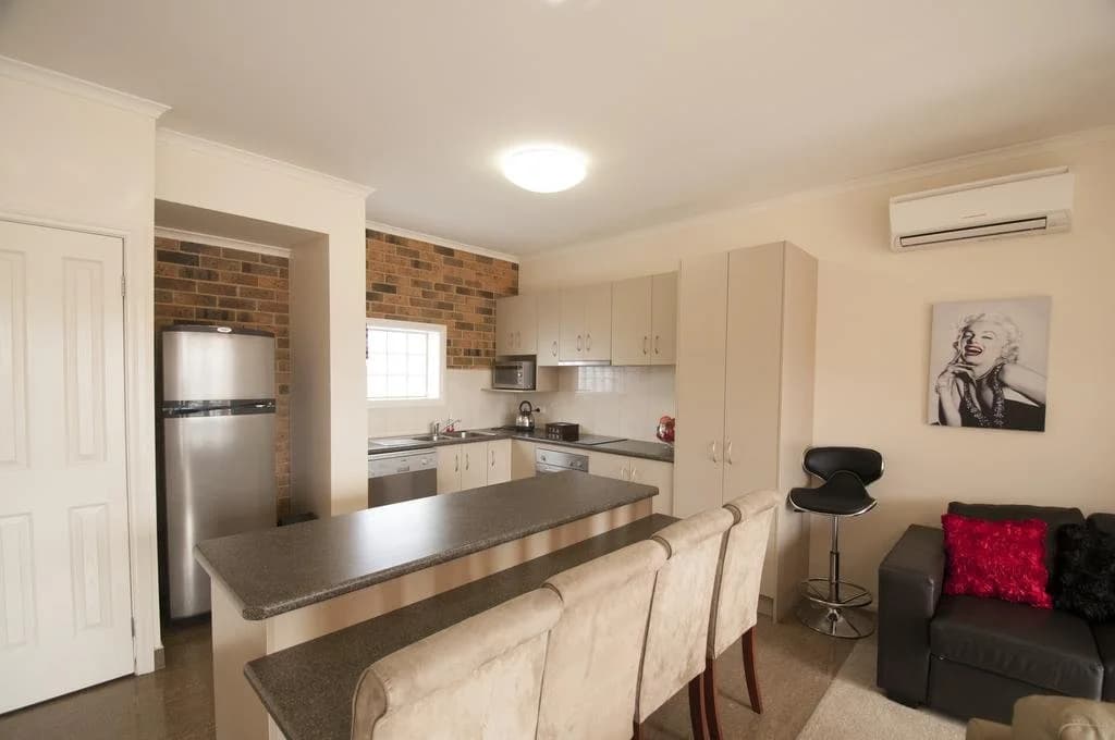 Yarra Glen Racecourse Apartments - photo 9