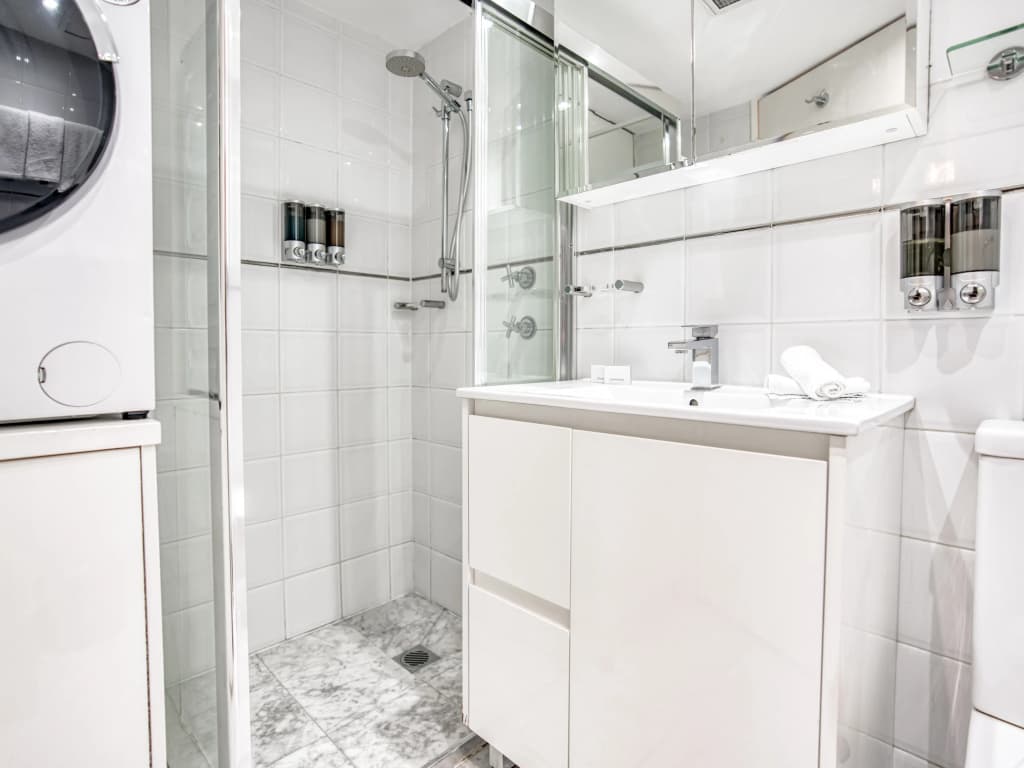 Park Regis Concierge Apartments - photo 8
