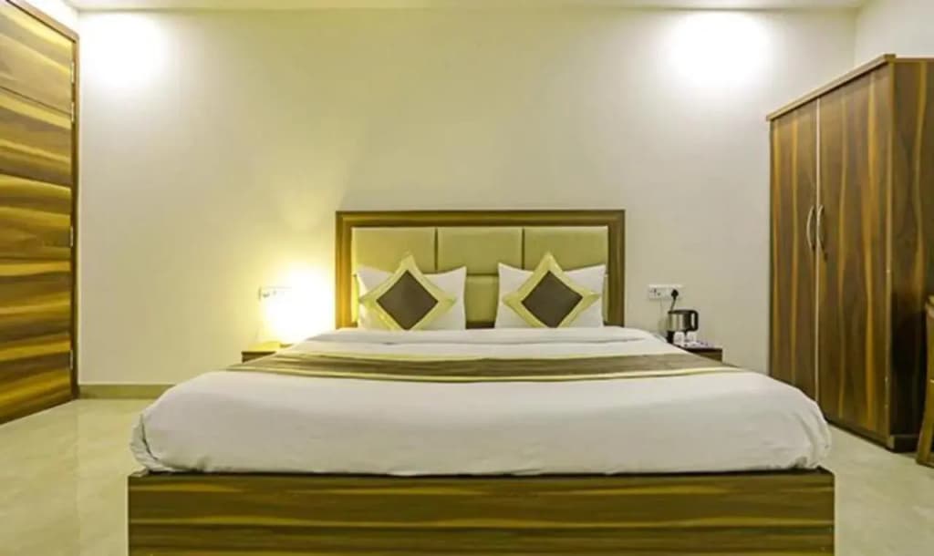 Fabhotel White House Bnb - photo 2