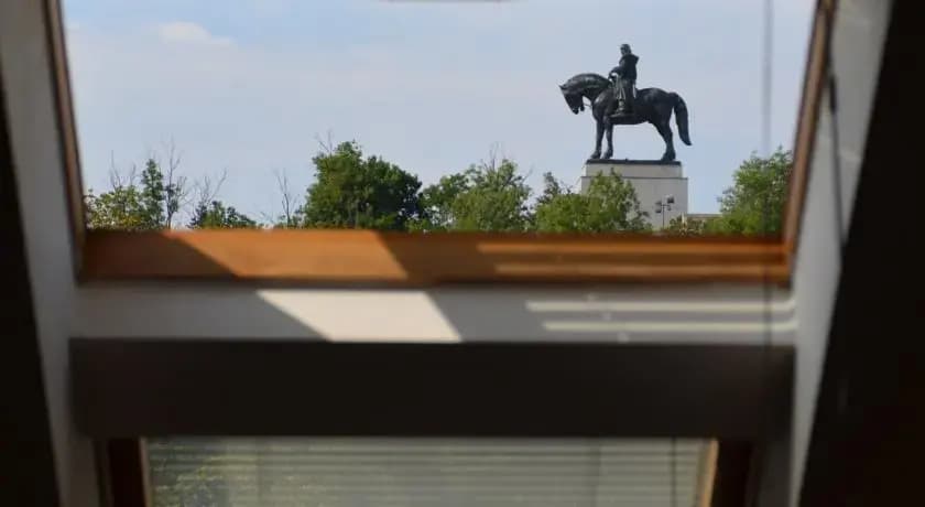 Karl in apartment - photo 7