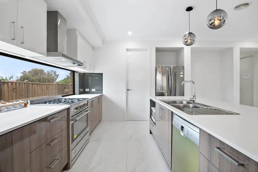Spacious 5-bed Home in Peaceful Point Cook - photo 12