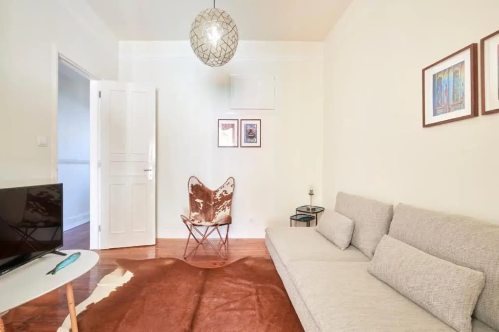 Quiet and Central 2BR APT, By TimeCooler - photo 2