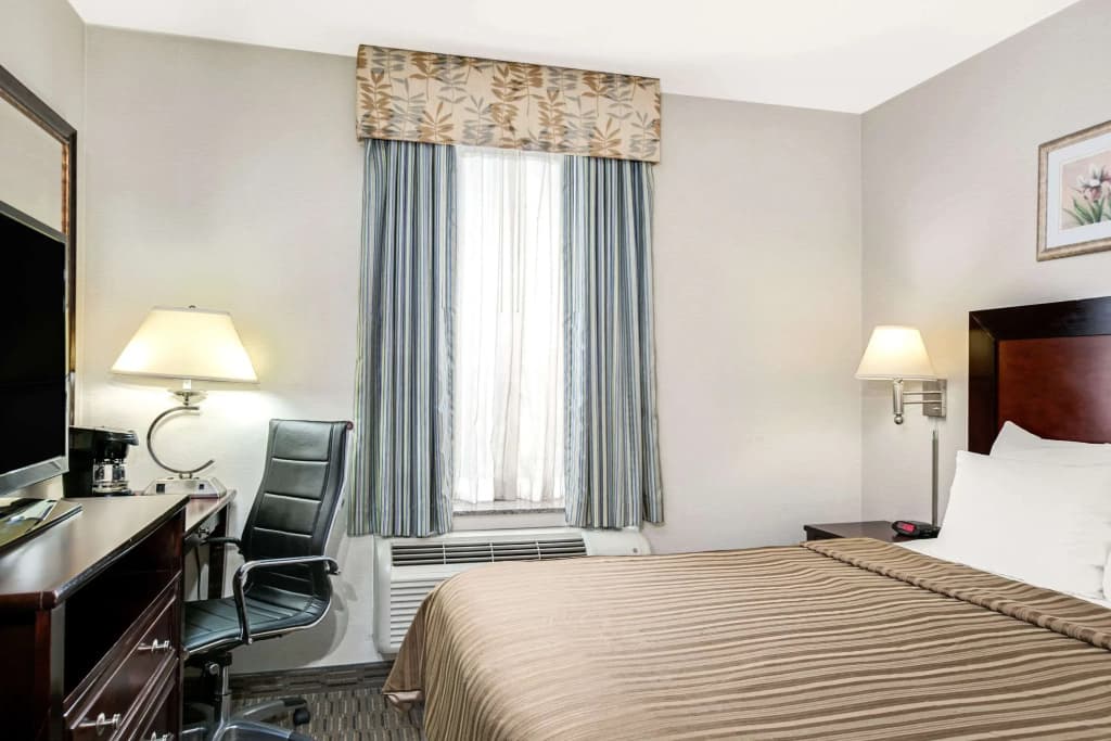 Days Inn by Wyndham Long Island City - photo 6