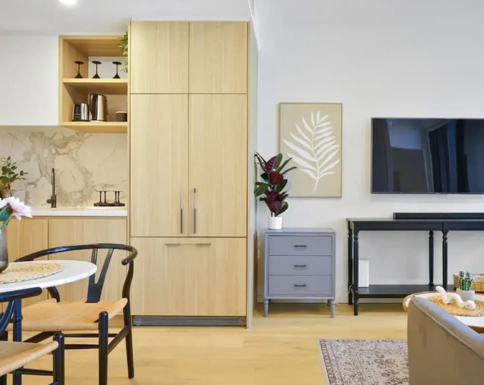 Kozyguru | Moonee Ponds | Modern 1 Bed Apt Parking - photo 1