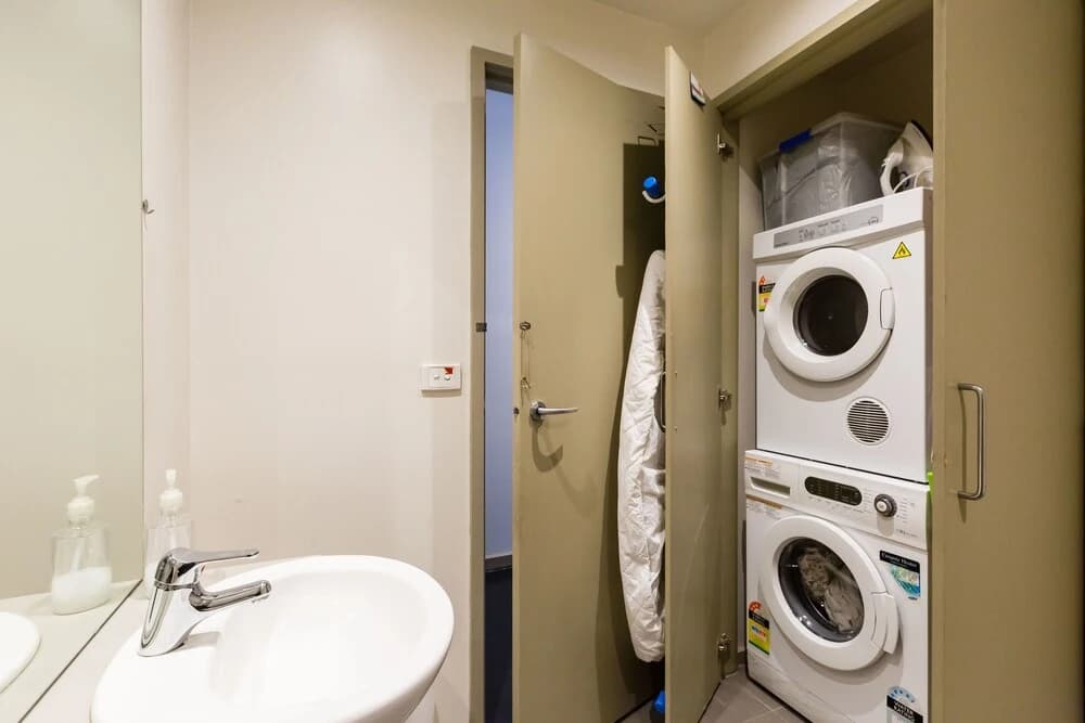MEGAN, 2BDR Melbourne Apartment - photo 7