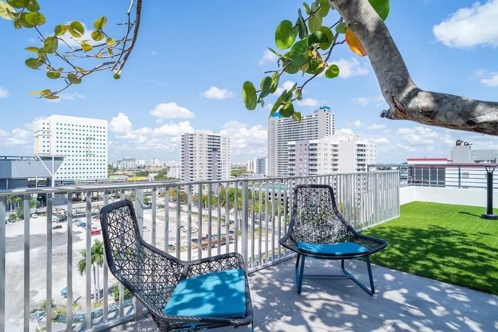 Bluebird Suites Downtown Brickell - photo 18