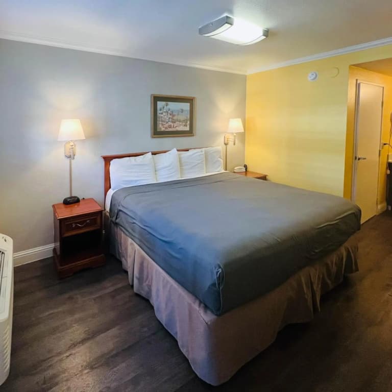 Van Ness Inn - photo 41