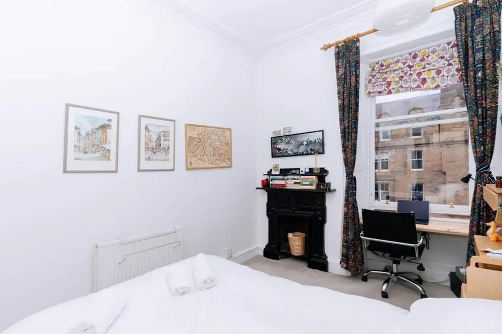 Spacious 3 Bedroom Flat in Edinburgh - photo 13