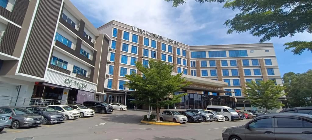 Lintas Platinum Hotel - photo 1