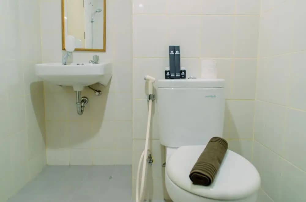 Comfortable And Minimalist Studio At Amethyst Apartment - photo 8