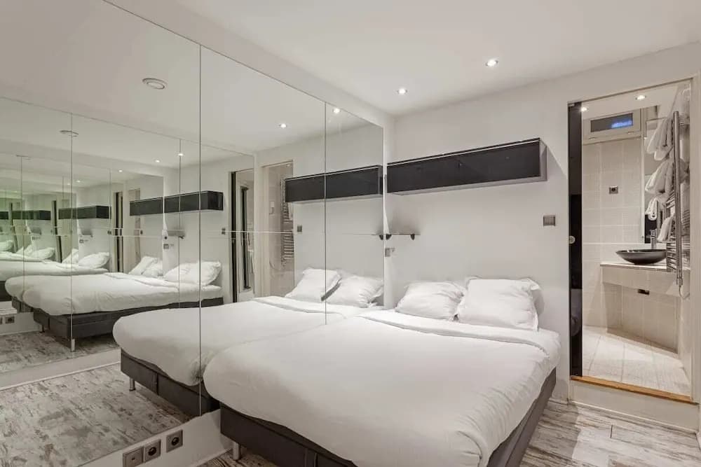 Bright Modern Two-Bed Apartment in Paris - photo 4