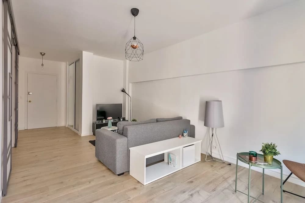 Charming 2 Room Apartment With Balcony - Paris 8ème - photo 5