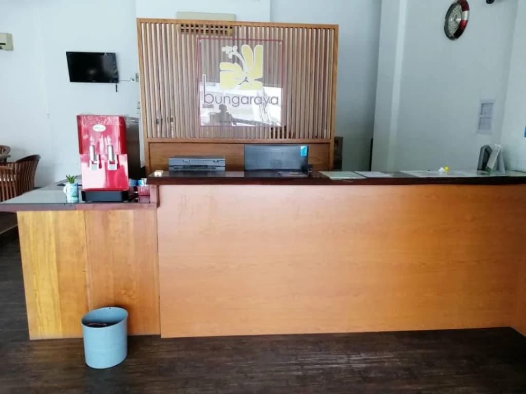 Room V @ Jalan Sultanah Near Bus Stop Batu Pahat - photo 12
