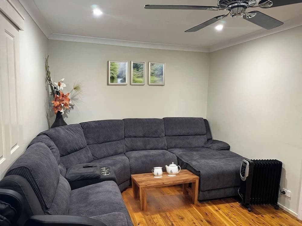 Cheerful 4 Bedroom with free Parking - photo 5