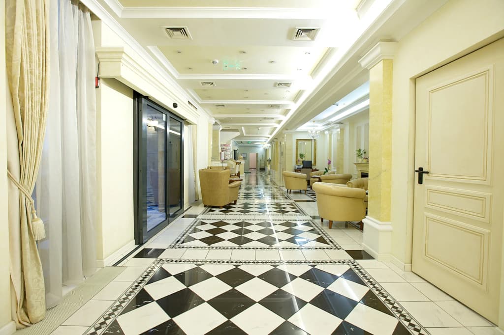 Queen's Court Hotel & Residence - photo 15