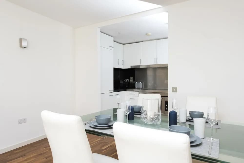 Modern 2BR Flat with Thames River View - photo 16