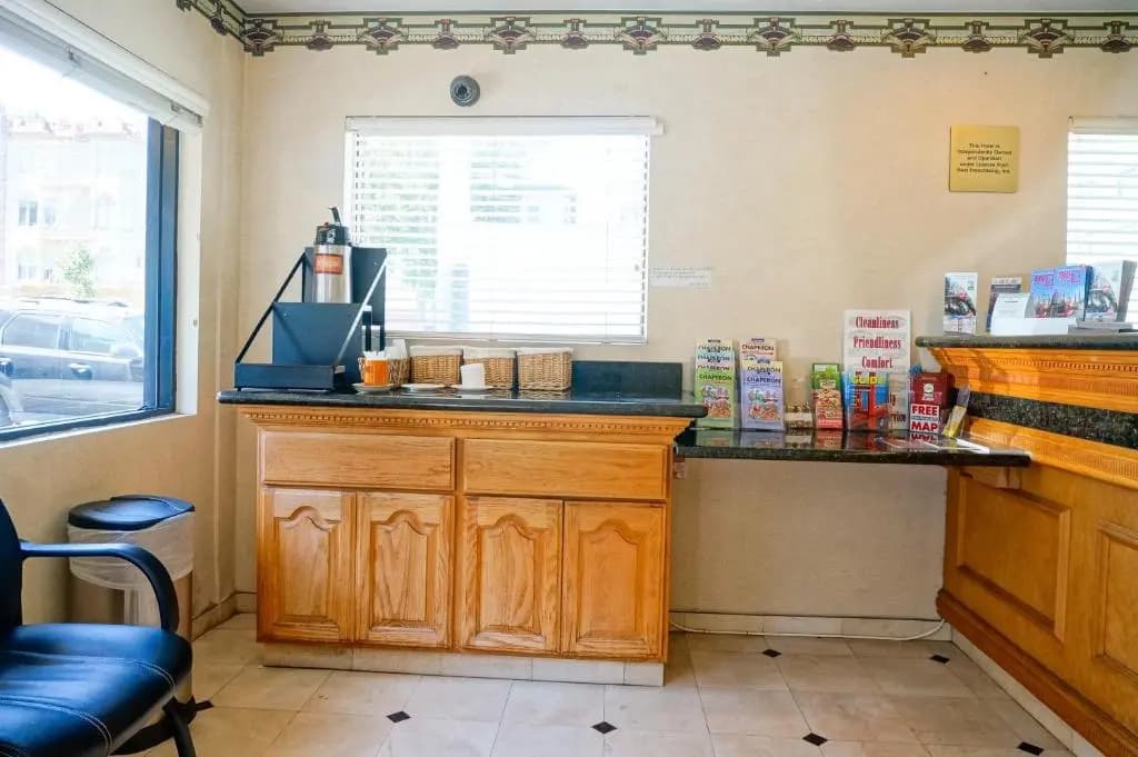 Van Ness Inn - photo 2