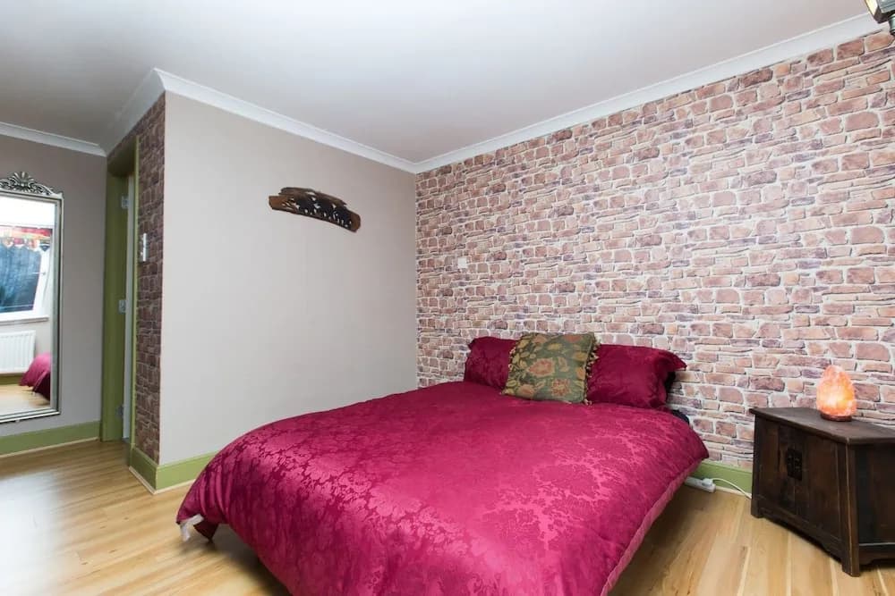 Charming 2BR Flat for 4 Overlooking Holyrood Park - photo 2