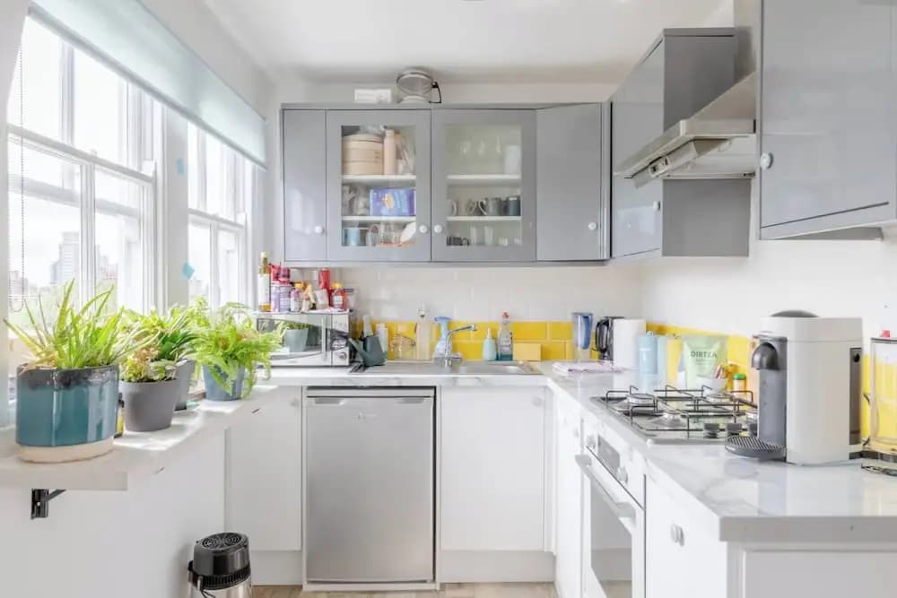 Top Floor 1BD Flat With Balcony - Ladbroke Grove - photo 11