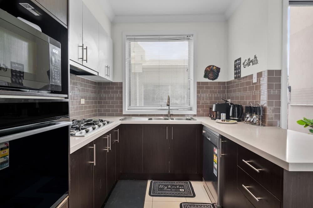 Spacious 3-bed Townhouse in Coburg - photo 6
