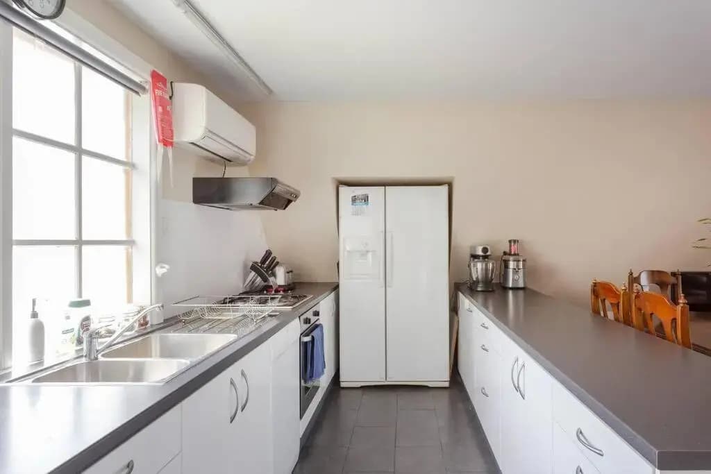Upstairs Studio Apartment with street access - photo 10