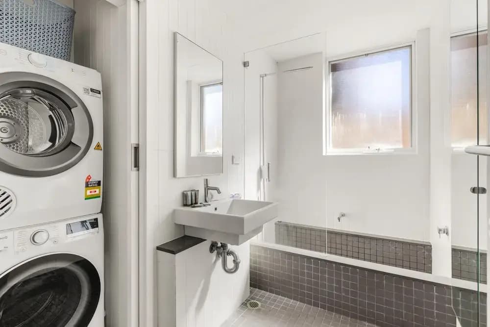 2-bed Harbourside Home With Views in Fab Location - photo 8