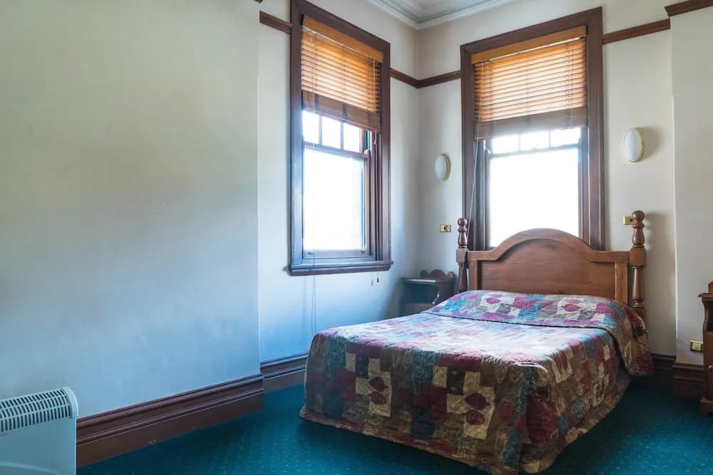 O'Malley's Hotel - photo 3
