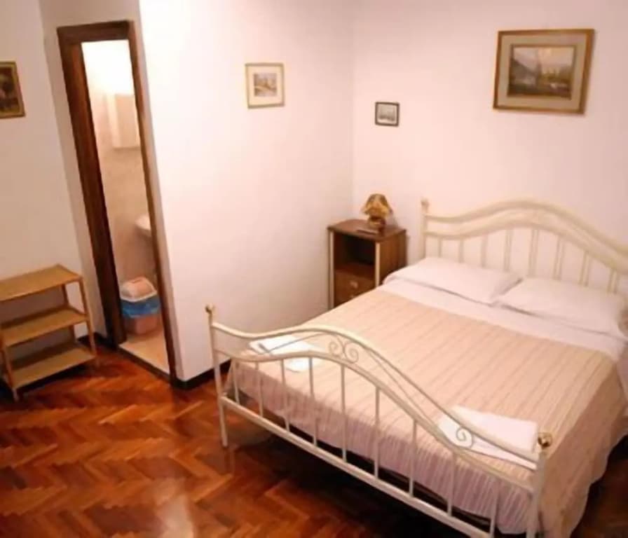 Vatican Rooms Guest House - photo 4