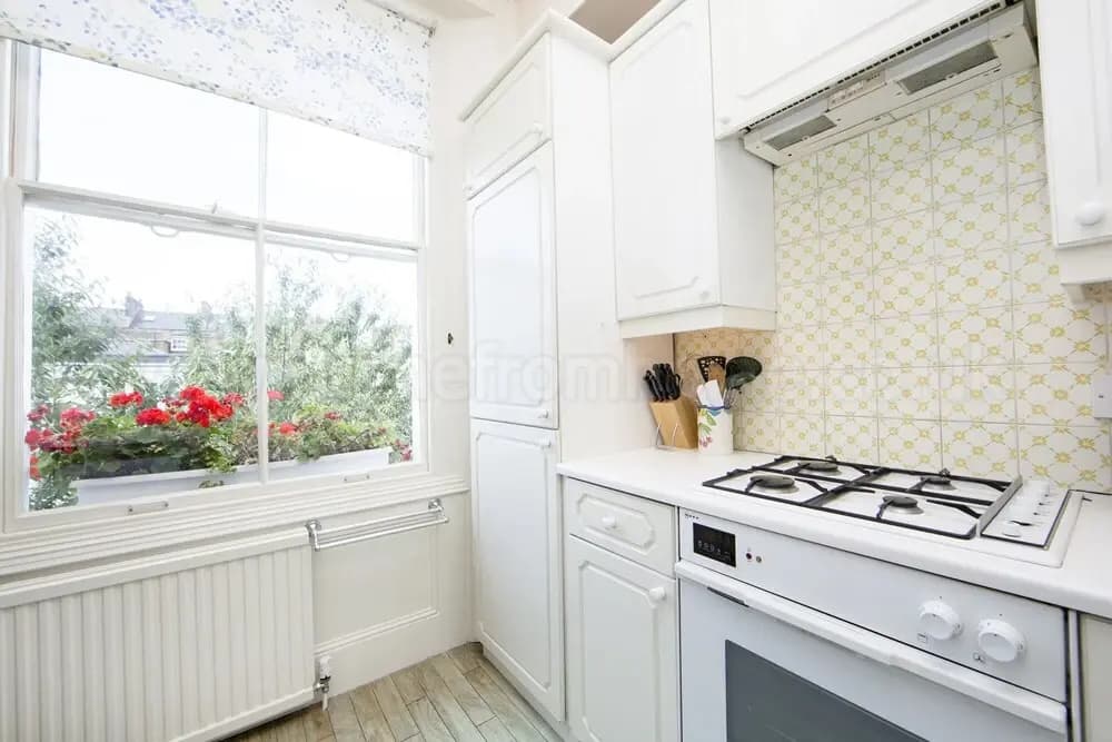 Brunswick Gardens - Cosy Apartment in a Cherry Tree Lined Street- Notting Hill - photo 9