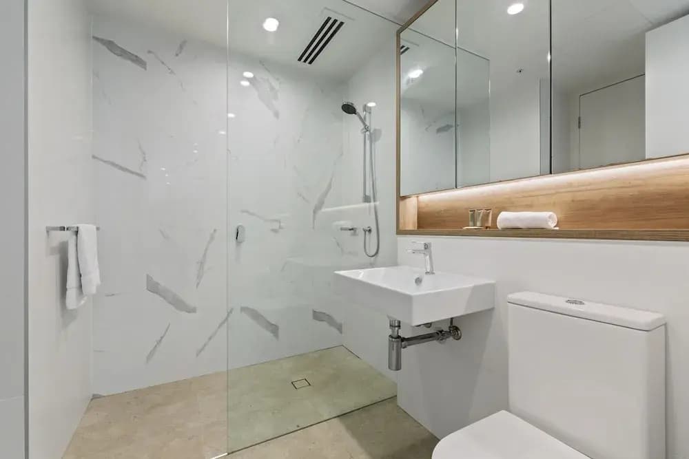 Luxe 2-bed: Modern Interiors, Balcony & BBQ Area - photo 5