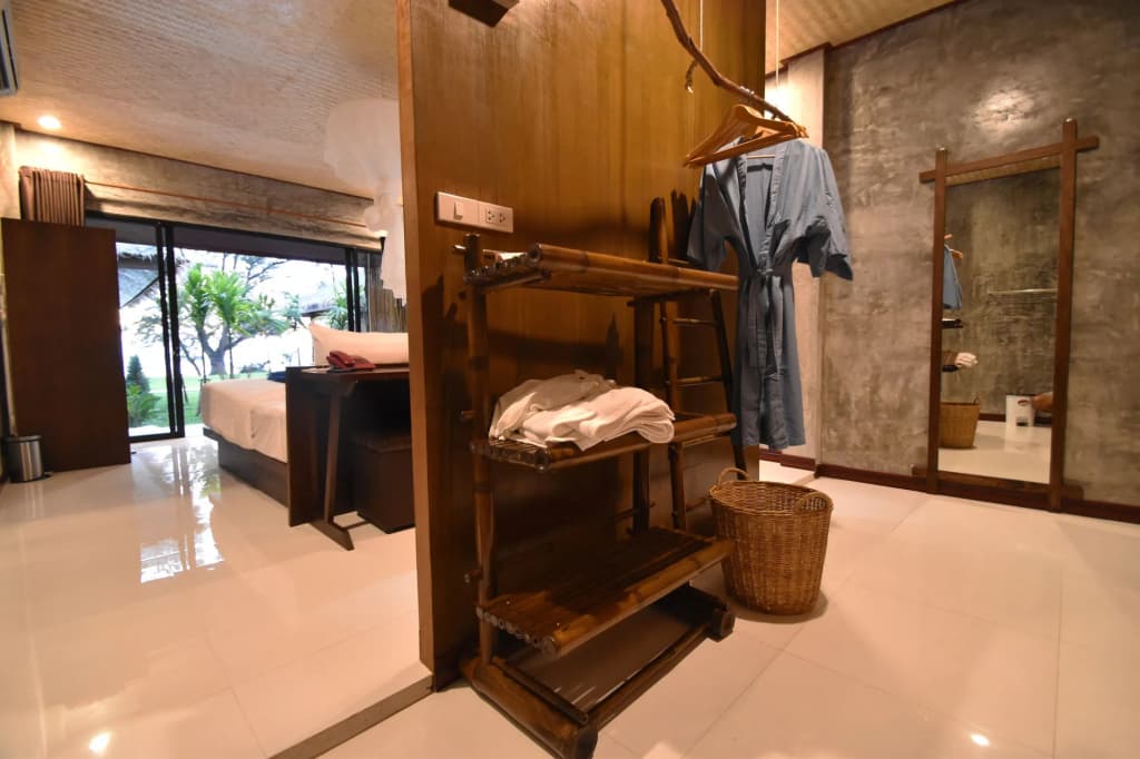 Long Beach Chalet Hotel - photo 26