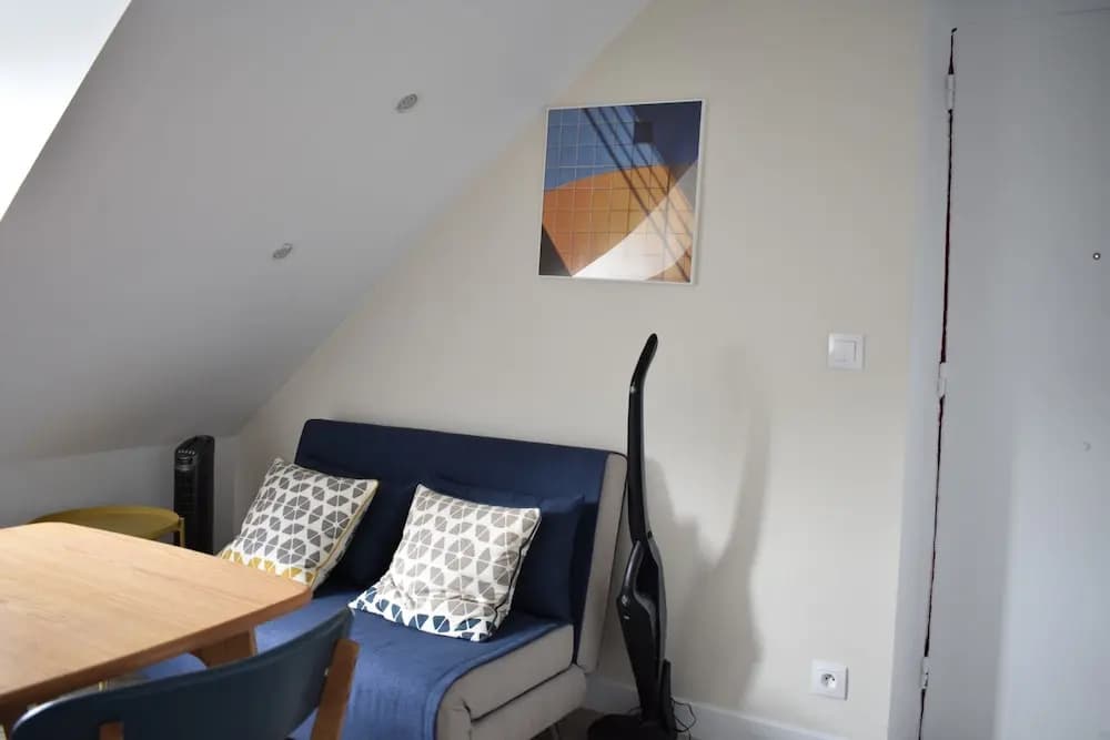 Cosy Renovated 1 Bedroom Apartment in 10th - photo 2