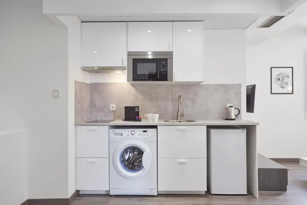 LEEWAYS APARTMENT VI in ALCALA 99 - photo 9