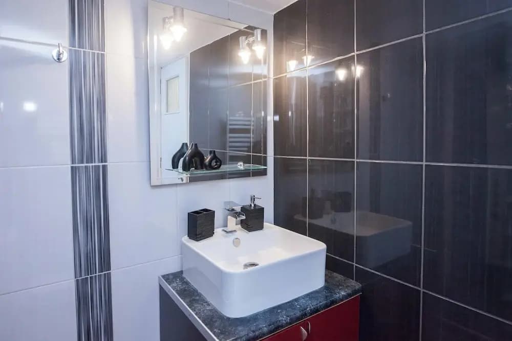 Stylish Renovated 2 Bd Apt in Exarcheia - photo 35