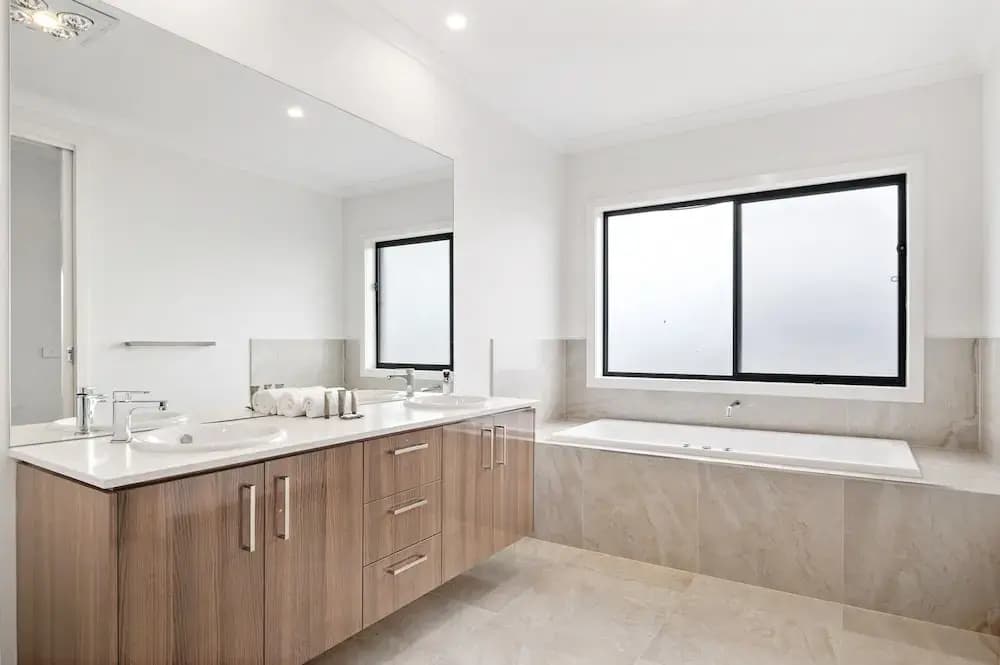 Spacious 5-bed Home in Peaceful Point Cook - photo 9