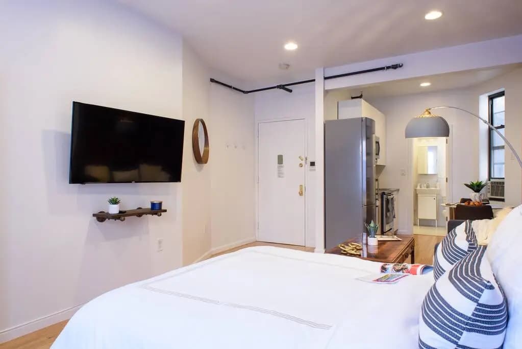 83-3w UES Central Park Newly Furnished XL Studio - photo 3