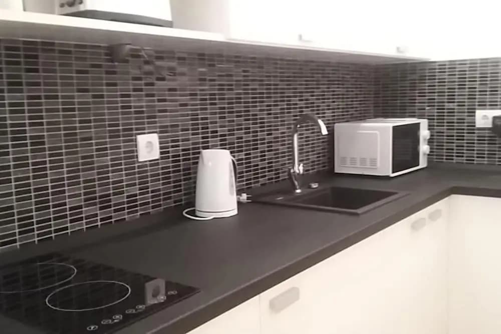 Super Central Studio Apartment - With Balcony - photo 19