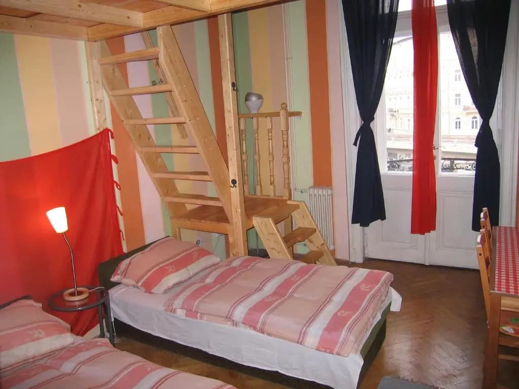 Locomotive Light Hostel  Apartments - photo 3