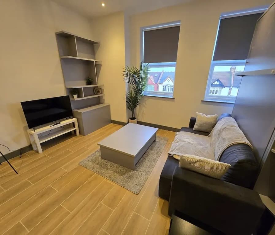 Finchley Stylish 1-Bed | Great Location - photo 5