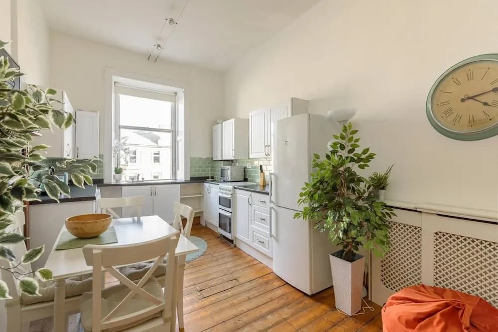 Modern 2 Bedroom Flat In Edinburgh City Centre - photo 10