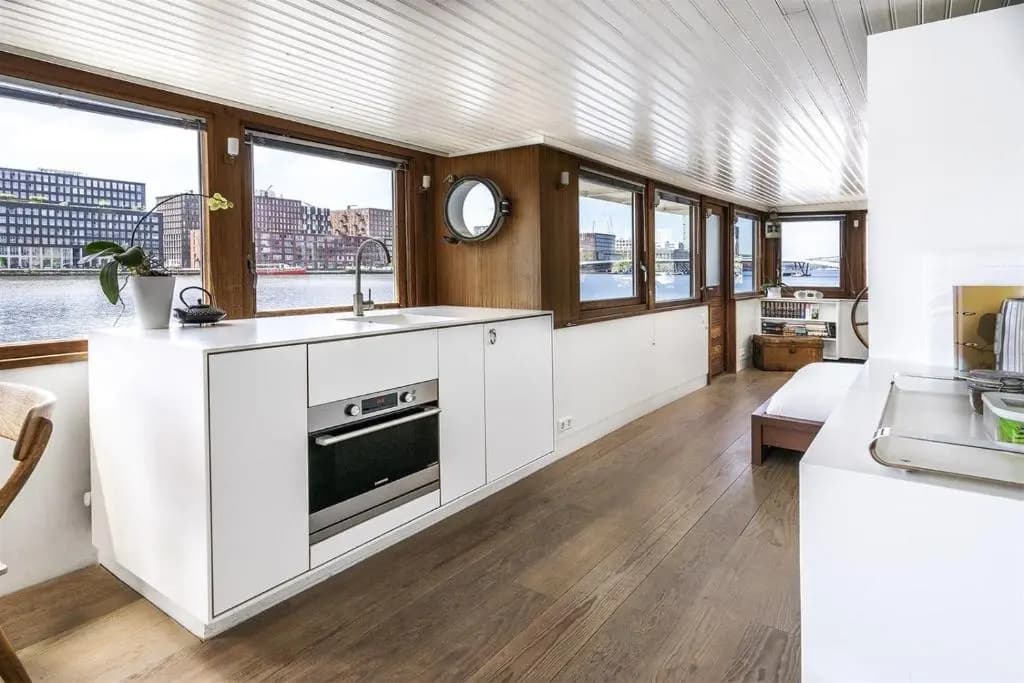 Stunning boat with a view - photo 8