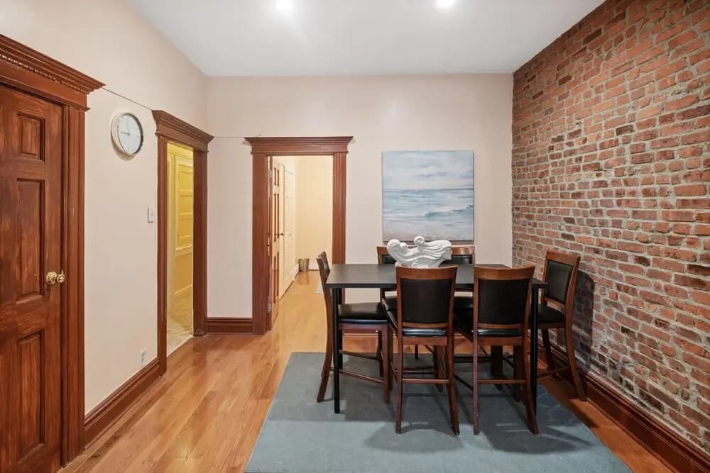 Spacious 3 Bdrm Close To Trains & Shops - photo 38
