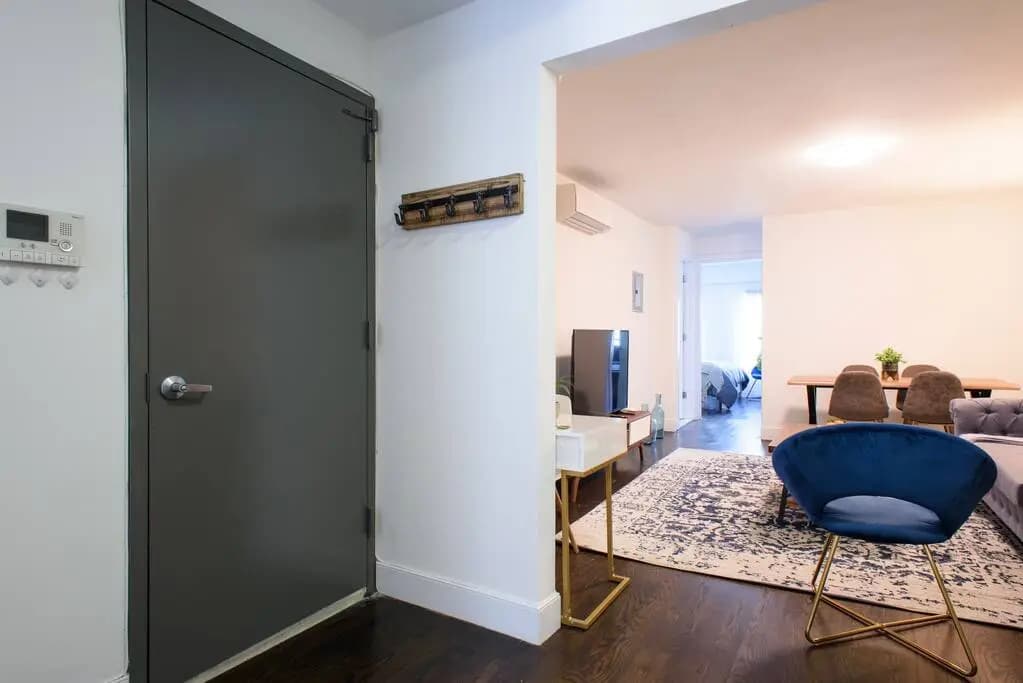 39-3 Newly Renovated 3 BR Prime Midtown Sleeps 6 - photo 3