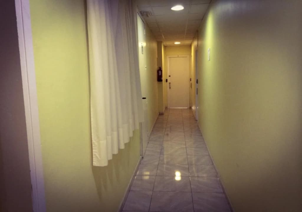 Barcelona City Centre Hostal - photo 10